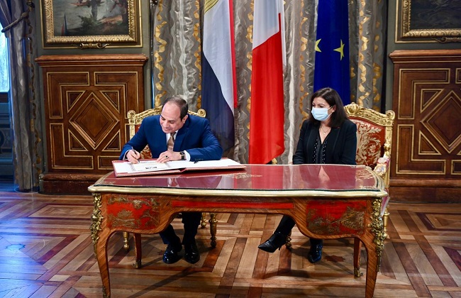   الرئيس السيسى يلتقى عمدة باريس