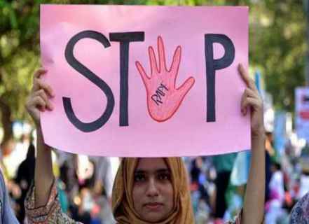   باكستان تقر قانون جديد لمكافحة الإغتصاب.. بعد واقعة التعدى على أم أمام أبنائها