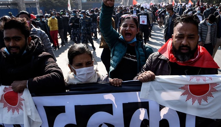   الآلاف يتظاهرون ضد حل رئيس الوزراء النيبالي للبرلمان