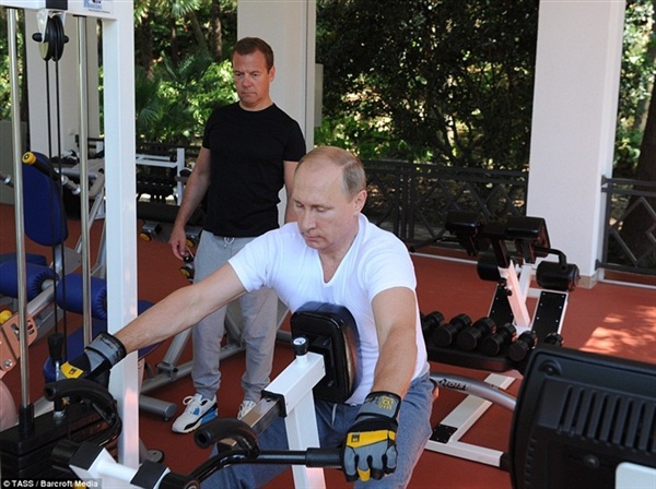   شاهد .. فلاديمير بوتين في صالة الجيم
