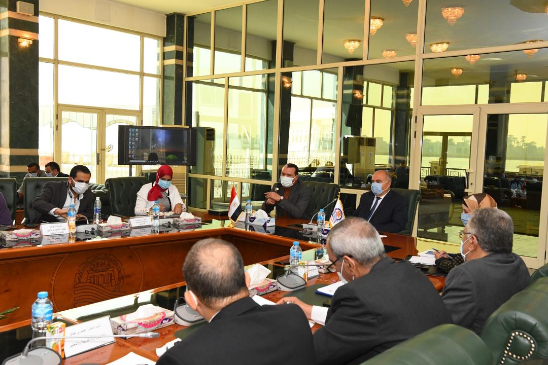   محافظ قنا يناقش مقترحات خطة تطوير 5 مراكز ضمن مشروع تطوير الريف المصري
