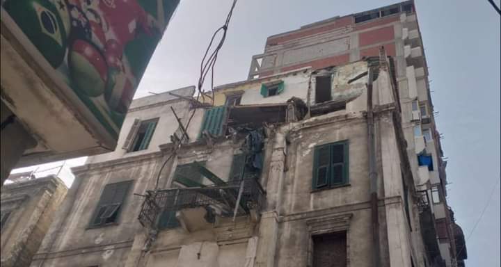   بالصور|| انهيار جزئي لعقار وسط الإسكندرية