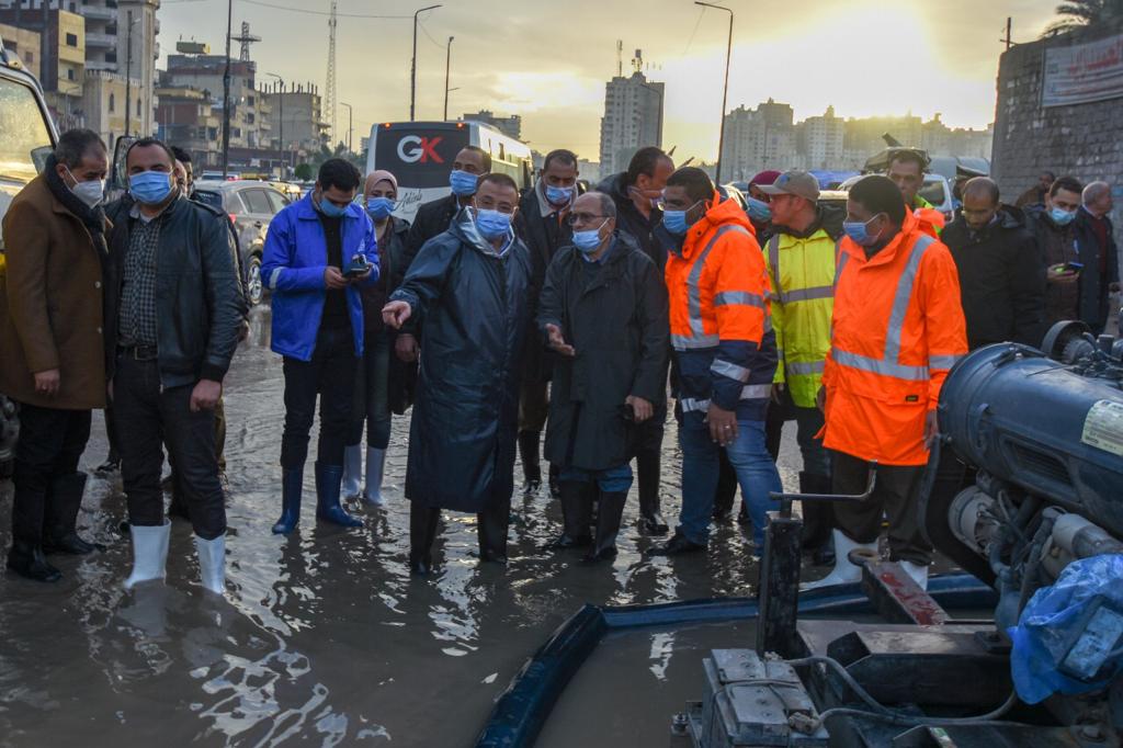   محافظ الإسكندرية يتفقد عزبة الشامي لمتابعه تصريف مياه الأمطار