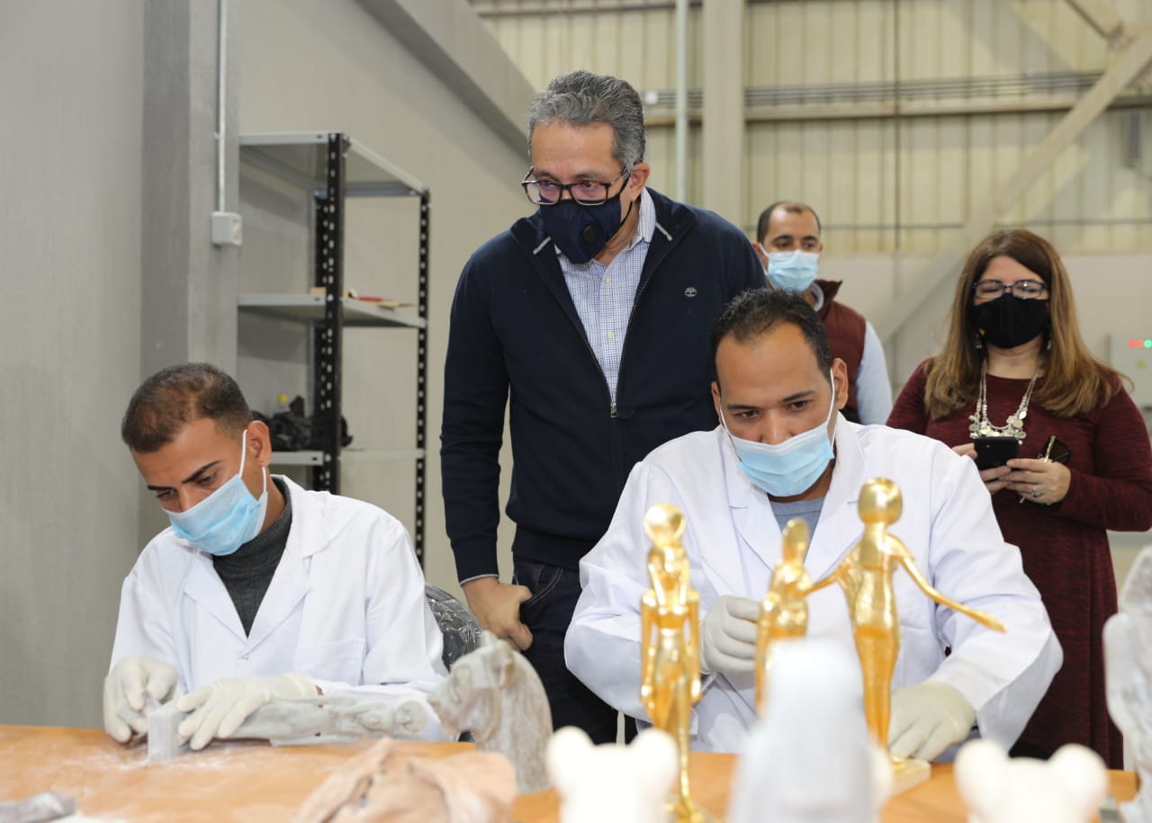   وزير الآثار يتفقد أول مصنع للمستنسخات الآثرية في مصر