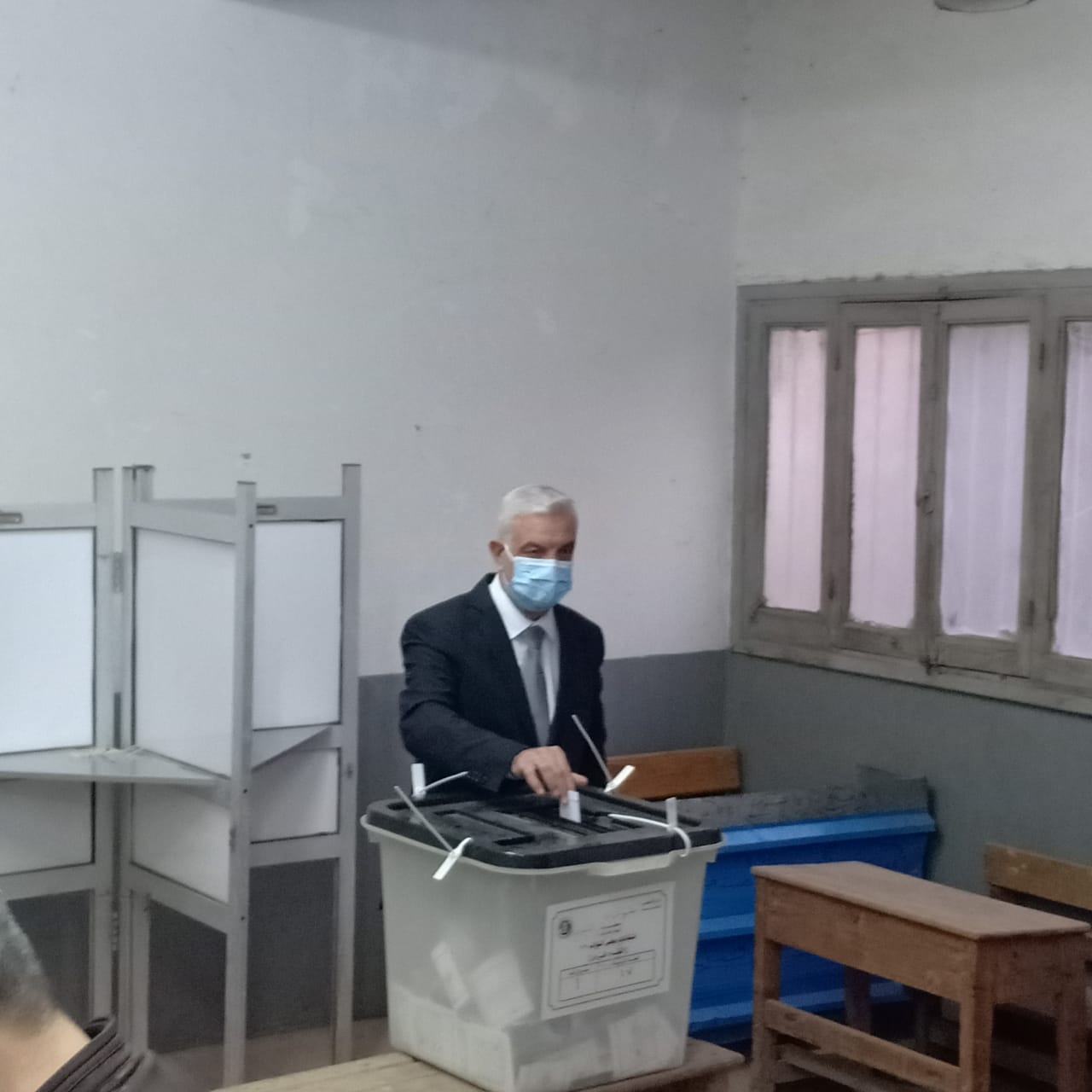   رئيس جامعة المنوفية يدلى بصوته في جولة الإعادة بانتخابات النواب