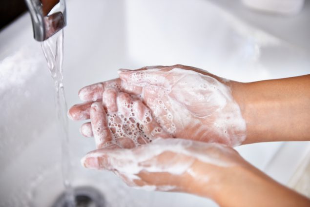   «الصحة» تشدد على غسل اليدين قبل وبعد ارتداء الكمامة