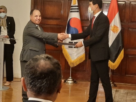   رئيس كوريا الجنوبية يمنح وزير المالية وسام «الاستحقاق» من الطبقة الأولى