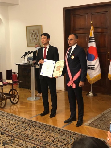   صور|| سفير كوريا الجنوبية يمنح وسام استحقاق الخدمة الدبلوماسية للمهندس خالد نصير