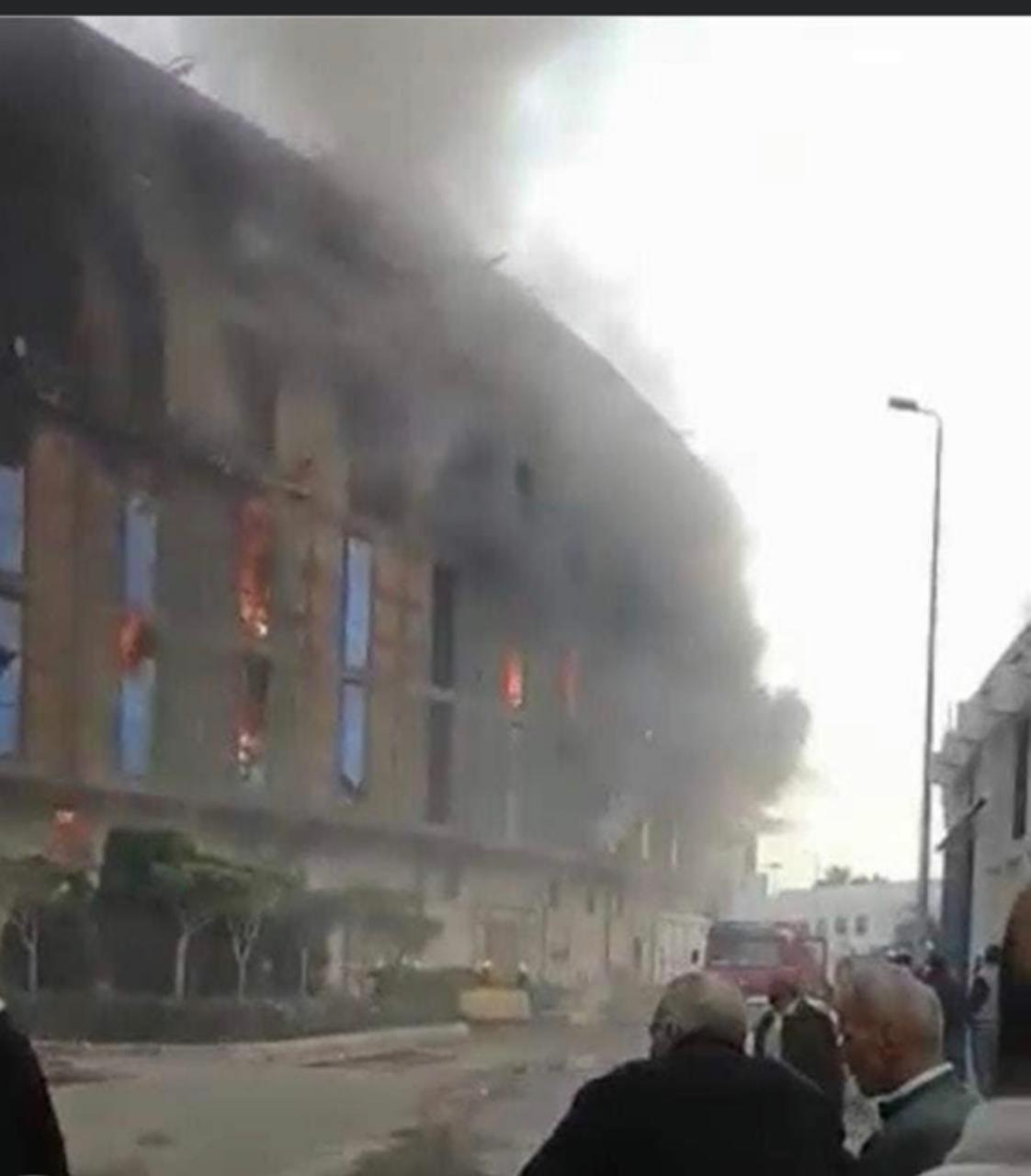   صور وفيديو.. حريق بمبنى مخزن روما التابع للجمارك بميناءالإسكندرية