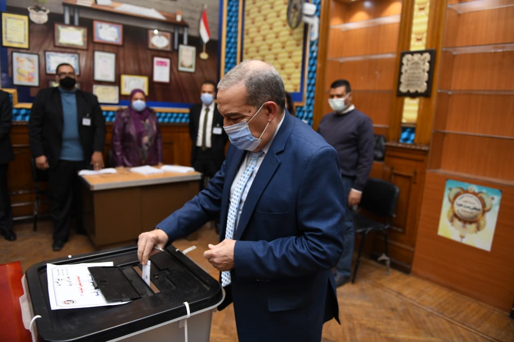   وزير الإنتاج الحربي يدلي بصوته في جولة الإعادة بمصر الجديدة