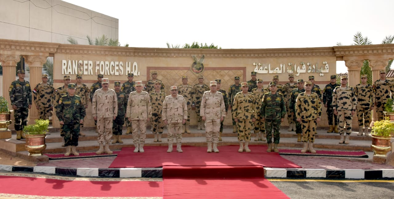   وزير الدفاع يلتقى عدداً من مقاتلى قوات الصاعقة والمظلات