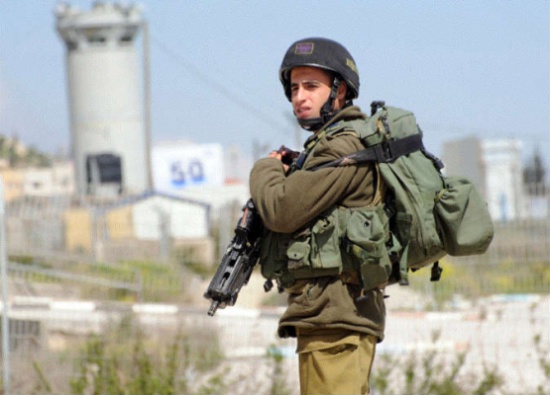   فيديو| جندي إسرائيلي يسرق «علبة سجائر» من متجر فلسطيني