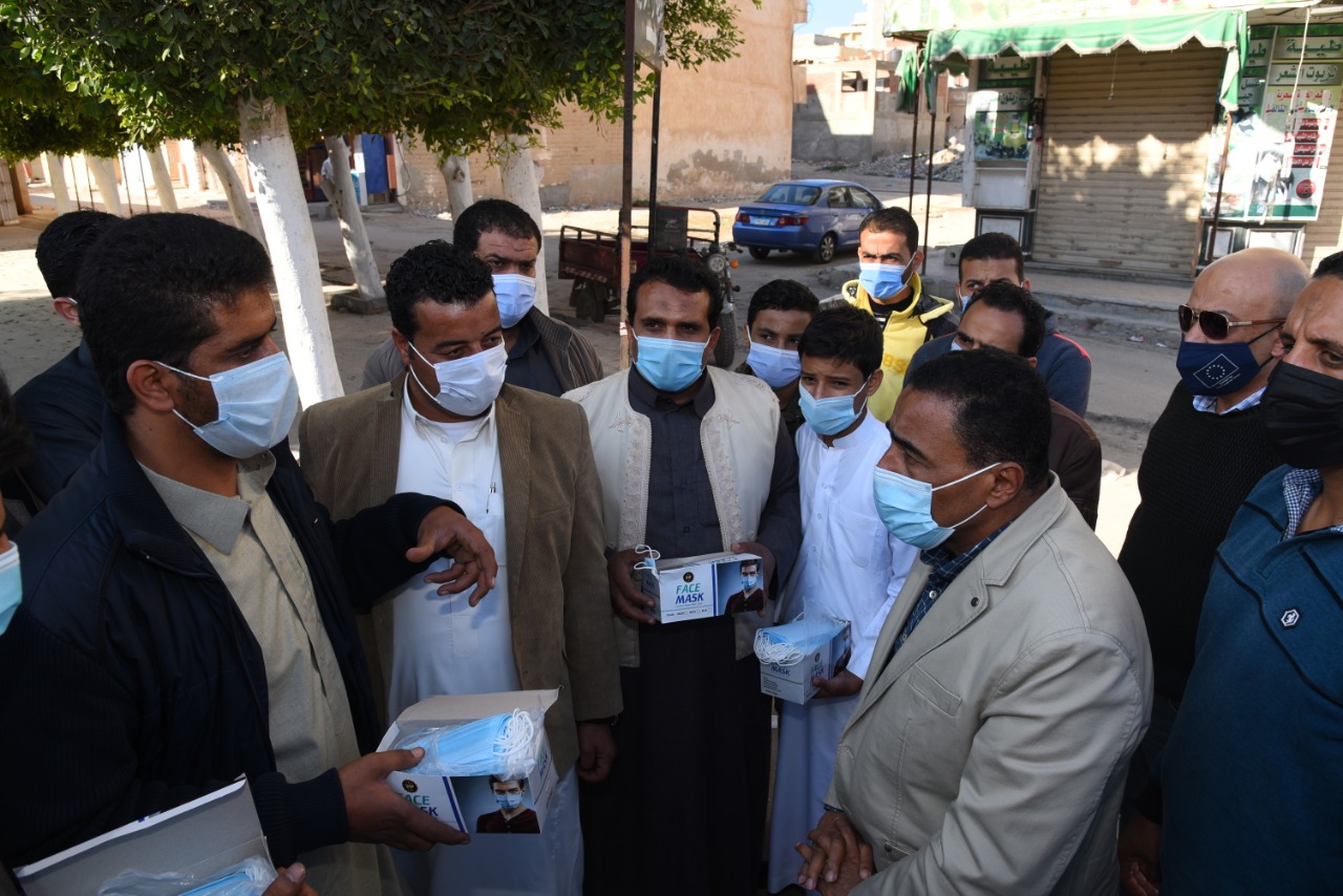   محافظ مطروح يقود حملة توعية وتوزيع الكمامات بسوق ليبيا