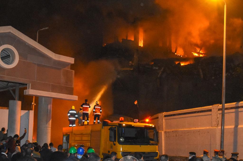  النيران تلتهم أحد المخازن بميناء الإسكندرية .. والمحافظ يتابع الحادث