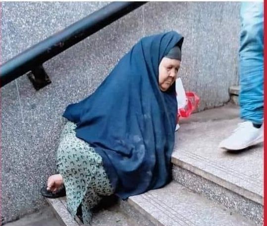   «التضامن»: مسنة شبرا تجلس للتسول ولا ترغب فى الانتقال لدار رعاية