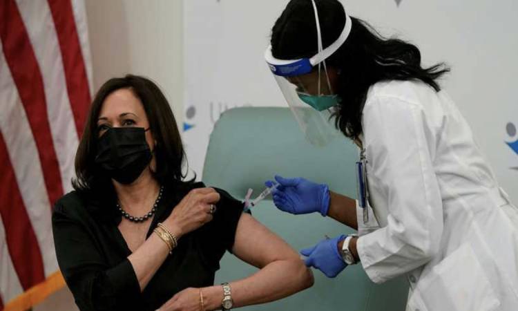   كامالا هاريس تتلقى التطعيم ضد فيروس كورونا