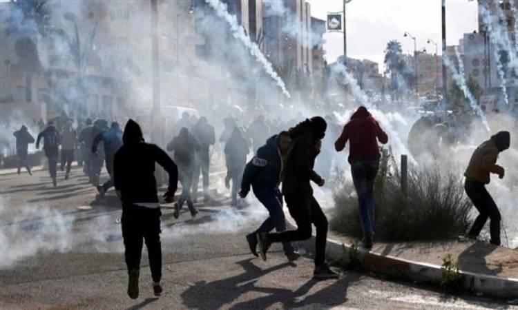   إصابة عشرات الفلسطينيين بالاختناق خلال مواجهات مع الاحتلال الإسرائيلى