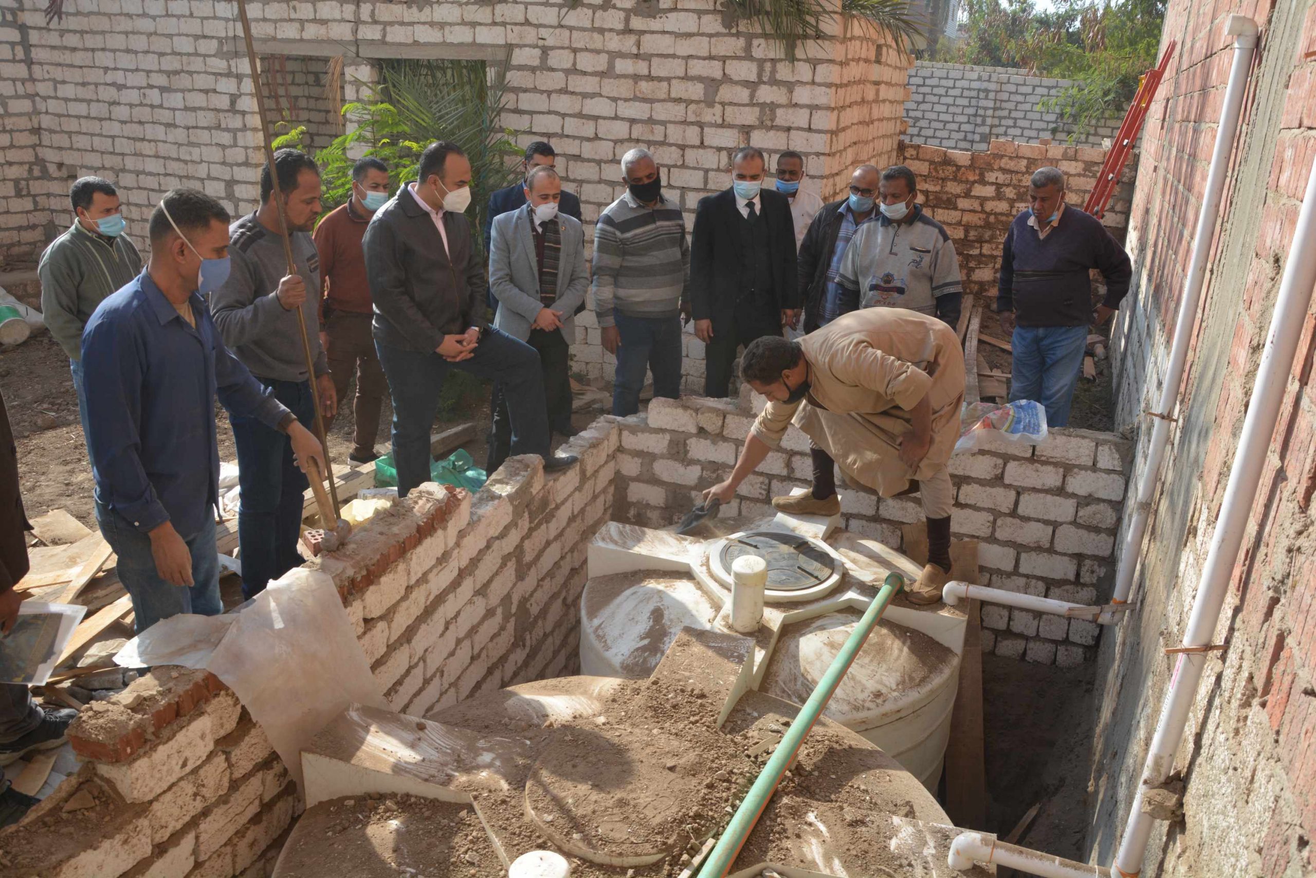   «قنابل موقوتة».. نائب محافظ المنيا يضبط خزانات و طلمبات بنزين داخل المنازل 