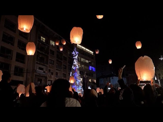   سكان بيروت يطلقون فوانيس مضاءة فى السماء لتكريم ضحايا المرفأ