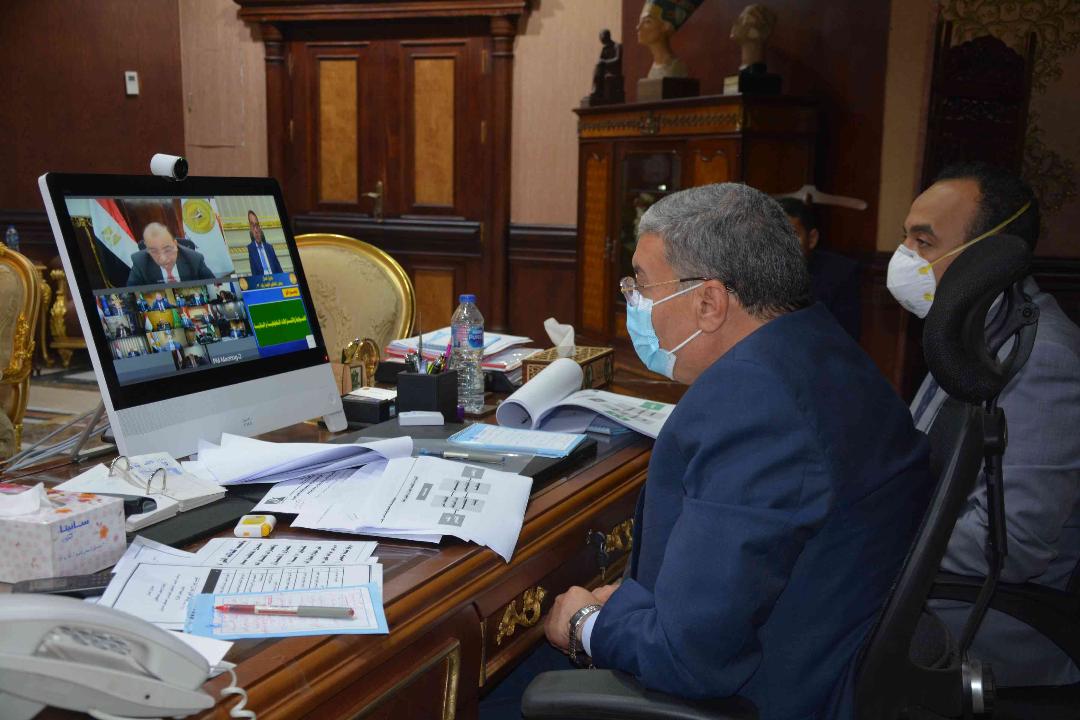   رئيس الوزراء يتابع مع محافظ المنيا الوضع الصحي وإجراءات مواجهة كورونا