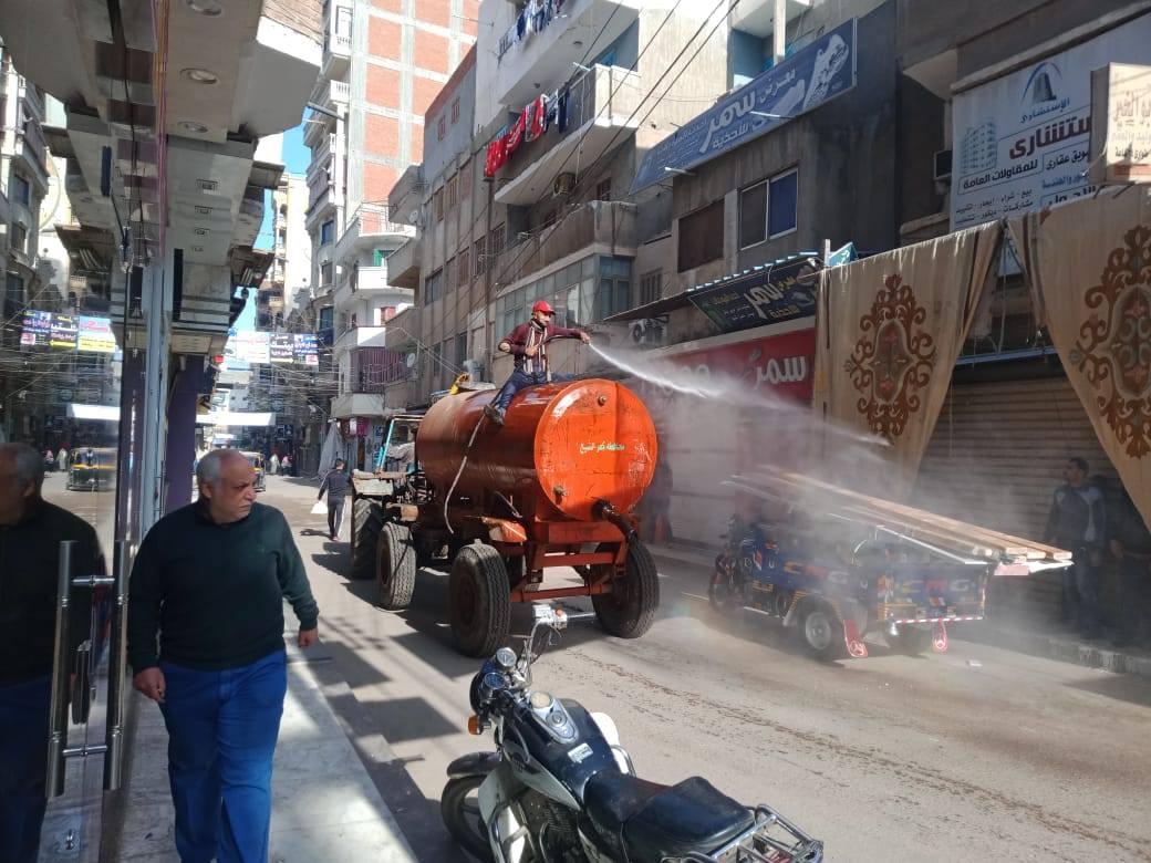   رش وتعقييم شوارع دسوق عقب إصابة رئيس حي بكورونا