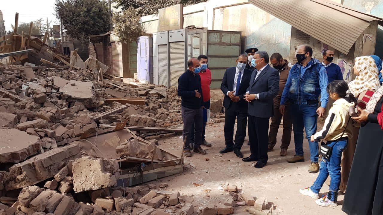   محافظ المنيا يتفقد موقع انهيار منزل خالي من السكان بحي غرب