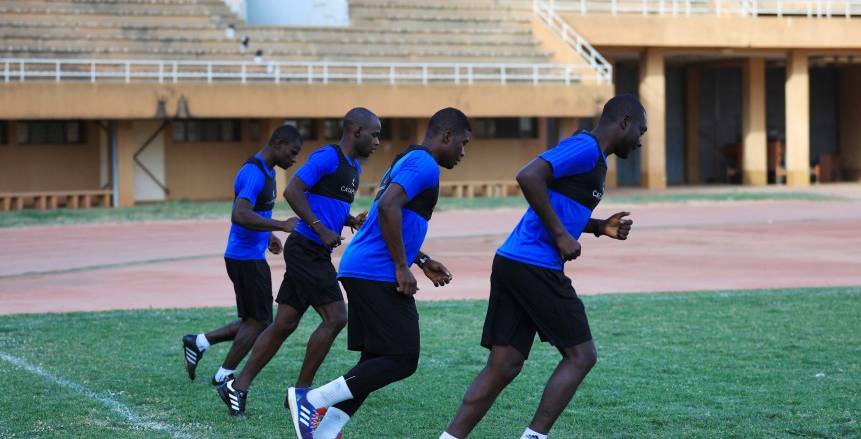   طاقم تحكيم لقاء الأهلى وبطل النيجر يجرون تدريباتهم على ملعب المباراة