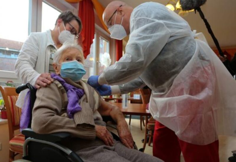   «عجوزا» عمرها 101 عام أول من تلقى لقاحا كورونا بألمانيا