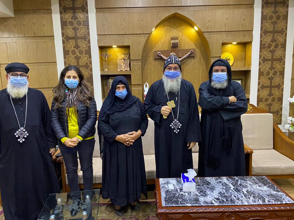   أسقف المنيا يلتقي «سيدة الكرم» بعد الحكم ببراءة المتهمين في قضية تعريتها