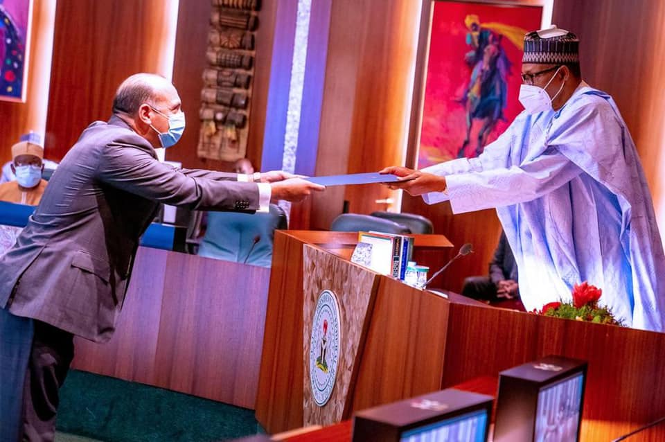   الرئيس النيجيرى يتسلم أوراق اعتماد السفير المصرى الجديد