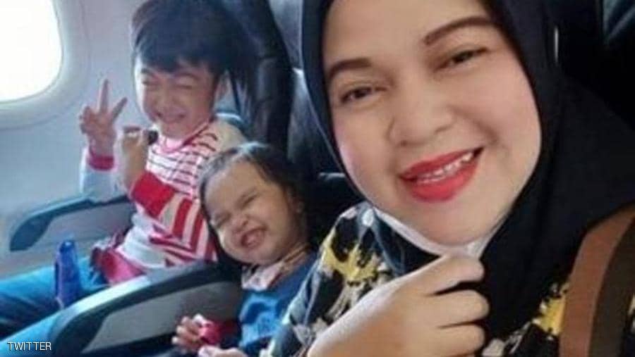   رسالة مؤثرة من أم وأطفالها قبل سقوط الطائرة الإندونيسية في البحر