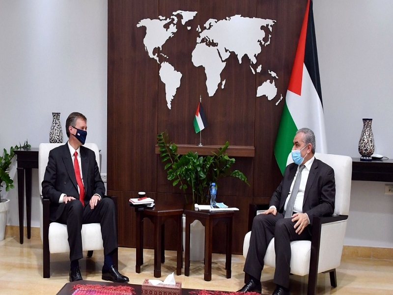   رئيس وزراء فلسطين يبحث مع القنصل البريطاني آخر المستجدات السياسية