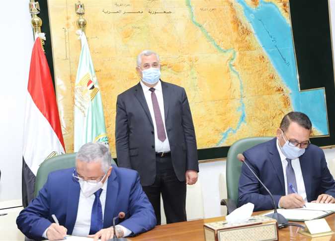   وزير الزراعة يشهد توقيع بروتوكول تعاون بين «البحوث الزراعية» و «الريف المصري»