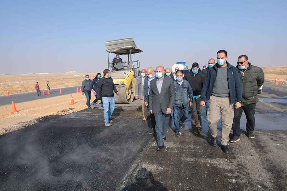  وزير النقل يتابع الأعمال النهائية من طريق الصعيد الصحراوي الغربي