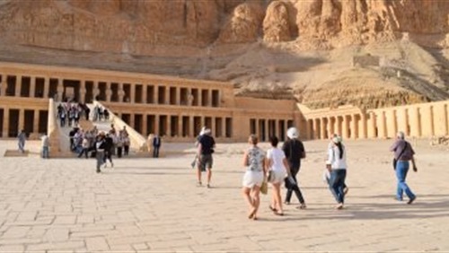   السياحة: التزام المنشآت السياحية بالأقصر وأسوان والإسكندرية بضوابط التشغيل
