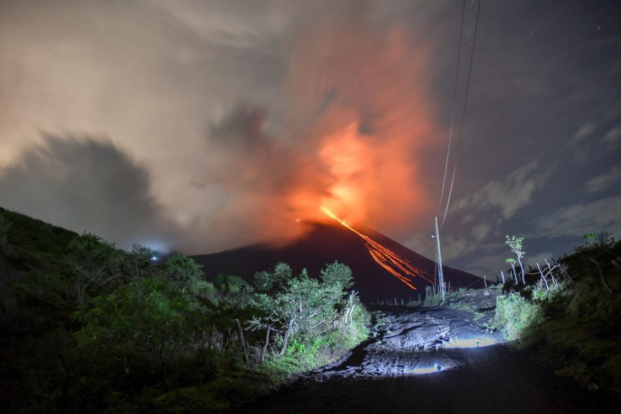   بركان ميرابي في إندونيسيا يقذف حطاما ساخنا