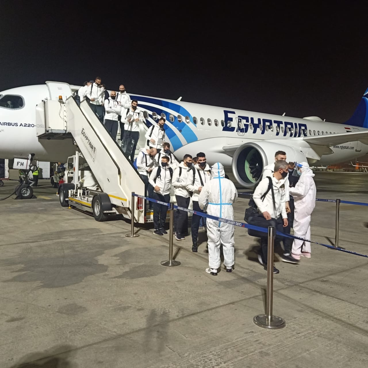   صور|| وصول بعثة منتخب المجر لمطار القاهرة إستعداد لمونديال اليد
