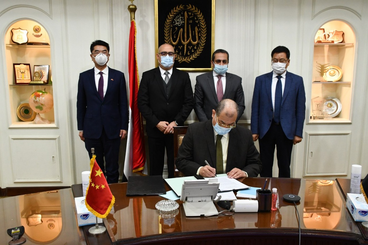 «الجزار» وسفير مصر بالصين يوقعان عقد استكمال الأعمال التشغيل بالعاصمة الإدارية الجديدة