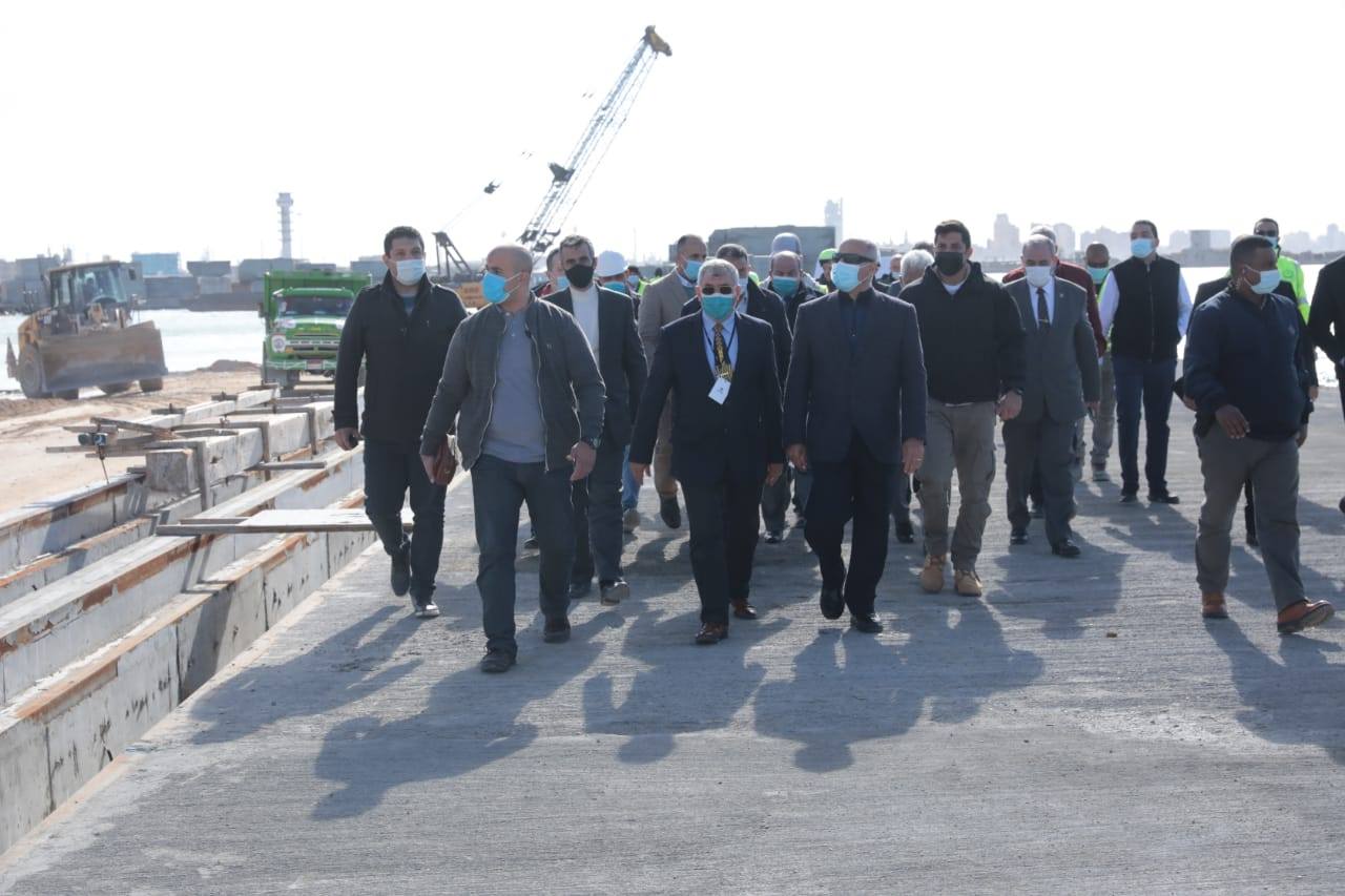   وزير النقل يتابع معدلات تنفيذ عدد من المشروعات الخدمية بميناء الإسكندرية