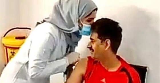   لحظة مؤثرة.. سعودي يتلقى لقاح كورونا على يد ابنته الطبيبة