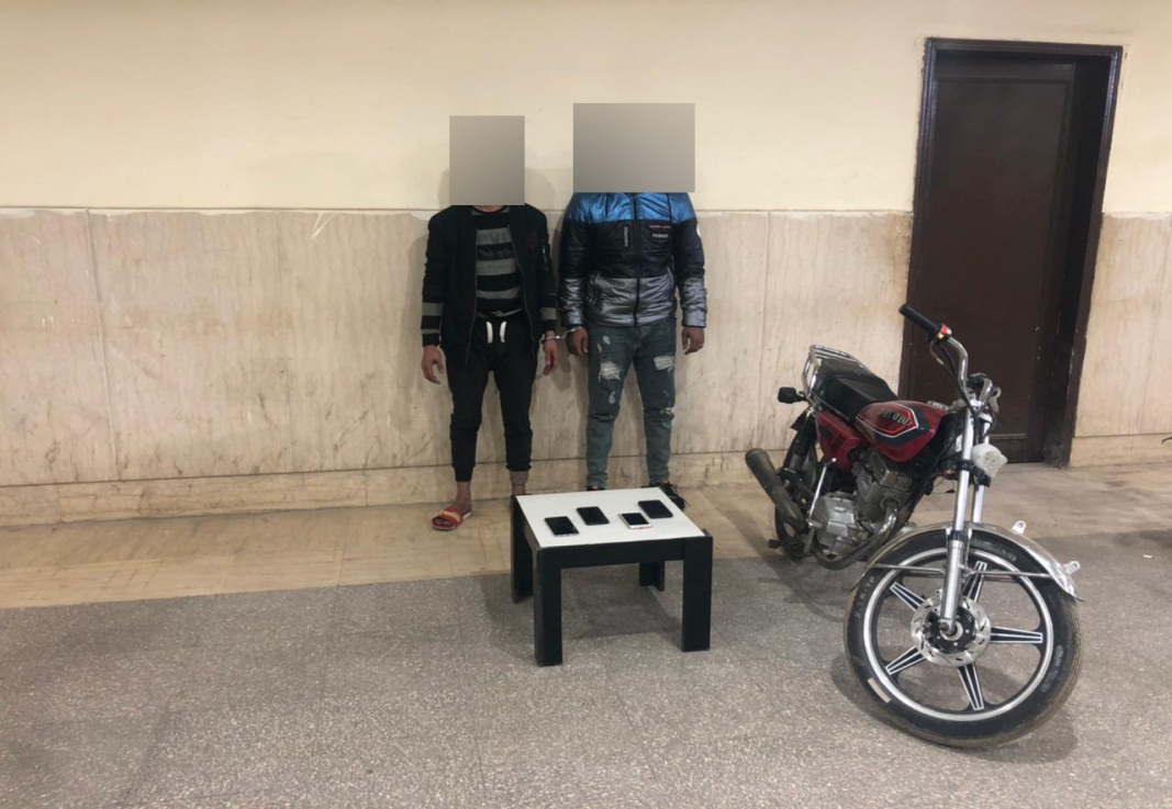   شخصان يسرقا حقائب السيدات بإسلوب الخطف بالقاهرة