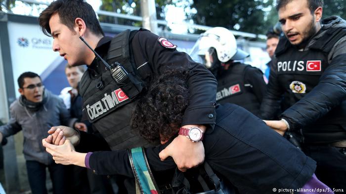  تركيا تعتقل 238 شخصا
