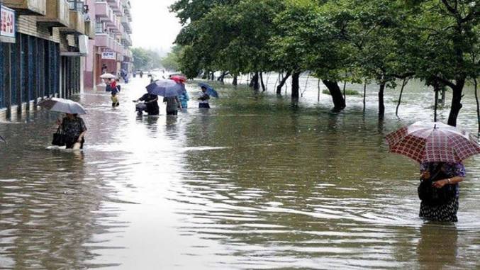   الفيضانات تتسبب فى نزوح  أكثر من 10 آلاف ماليزى