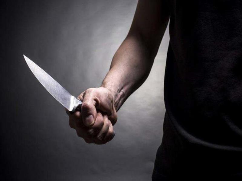  شاب يذبح والدته بـ«سكين» ويقفز من الطابق الثانى بمنزله فى بنى سويف