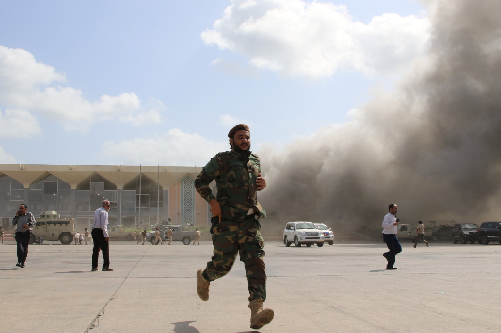   غريفثس يدين الهجوم على مطار عدن: «هجوم جبان ويمثل جريمة حرب»