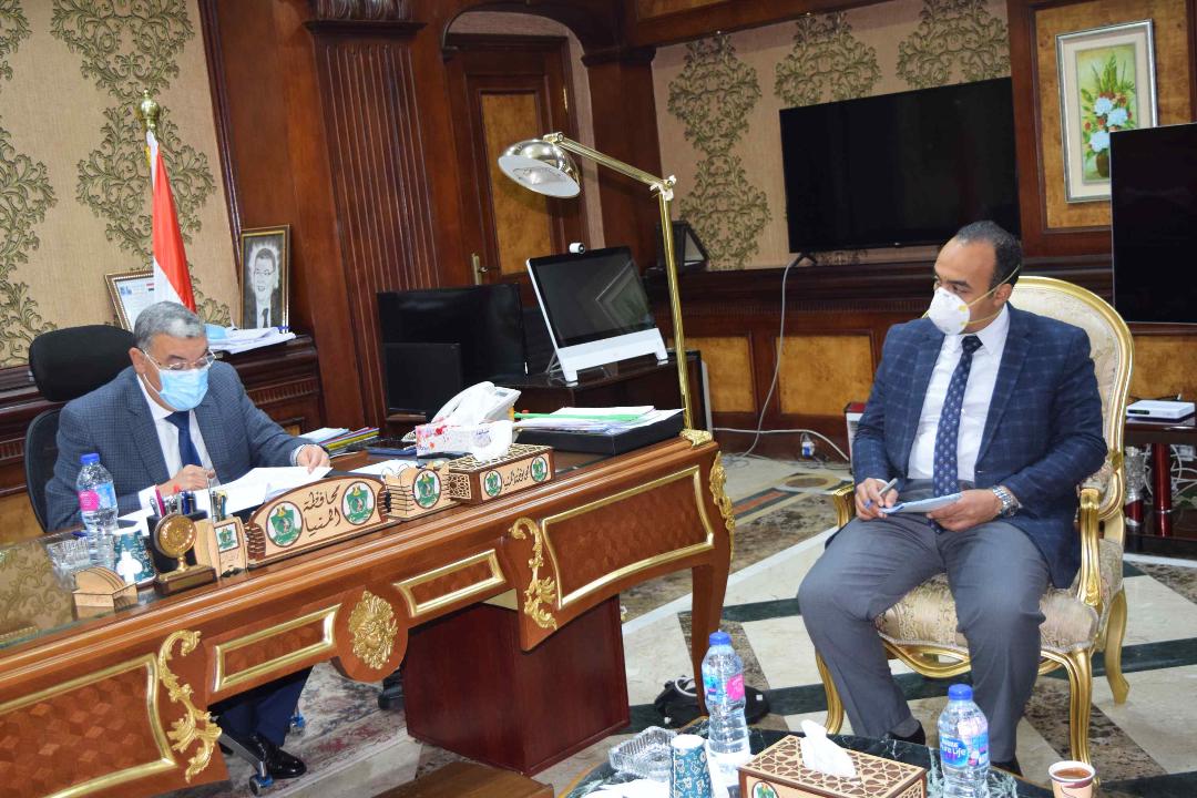  محافظ المنيا يناقش مع أعضاء البرنامج الرئاسي خطة متابعة مبادرة «حياة كريمة»