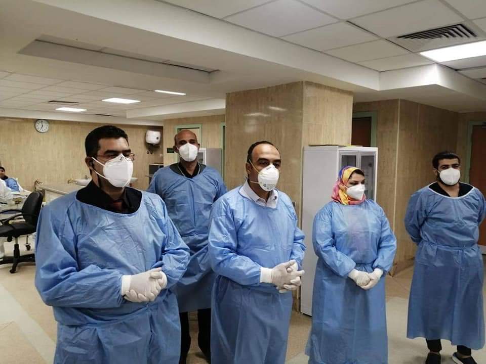   بالصور|| نائب محافظ المنيا يرتدي ملابس الأطباء الوقاية ويلتقي مصابي كورونا داخل مستشفى العزل 