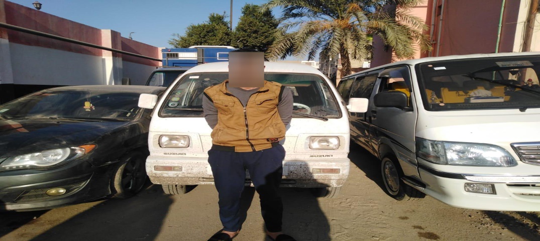   سائق يسرق السيارات باسلوب كسر الزجاج بالقاهرة