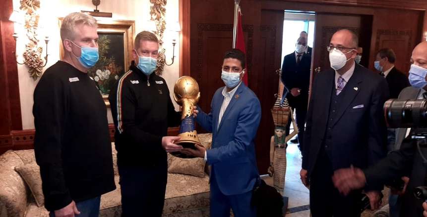   صور.. مطار القاهرة يستقبل نسخة كأس العالم لكرة اليد