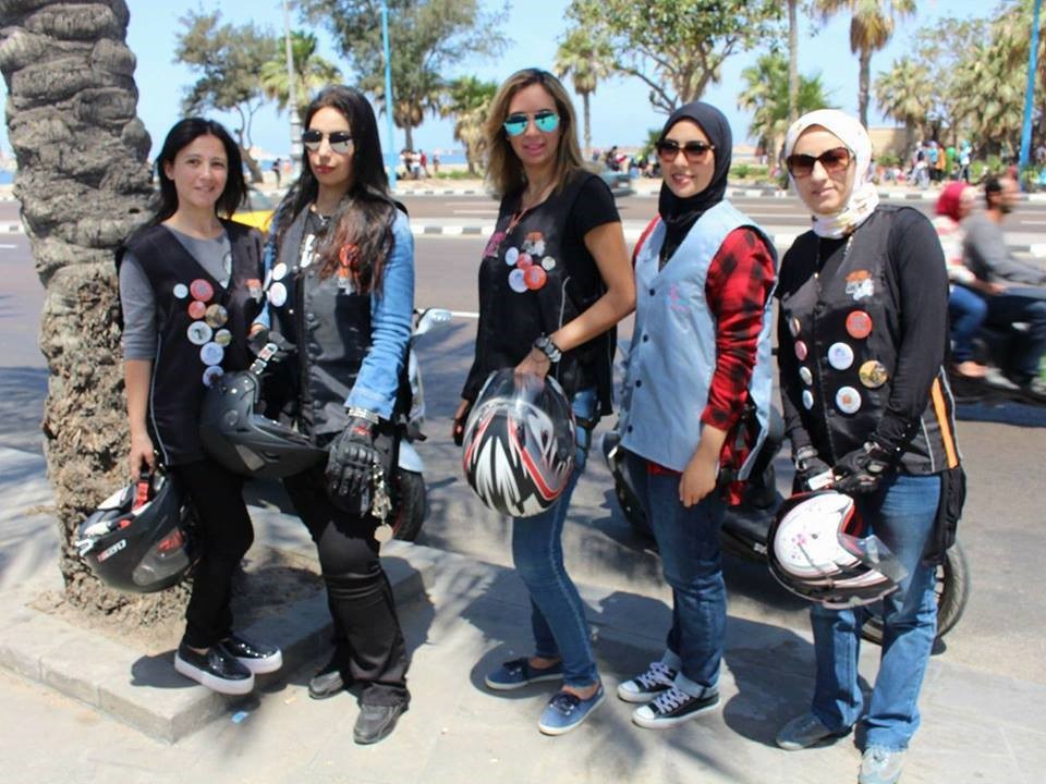   صور| 600 دراجة نارية نسائية بالأسكندرية تنافس الرجال فتيات «الإسكوتر»